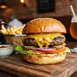 Hamburger + cips + kutu içecek
